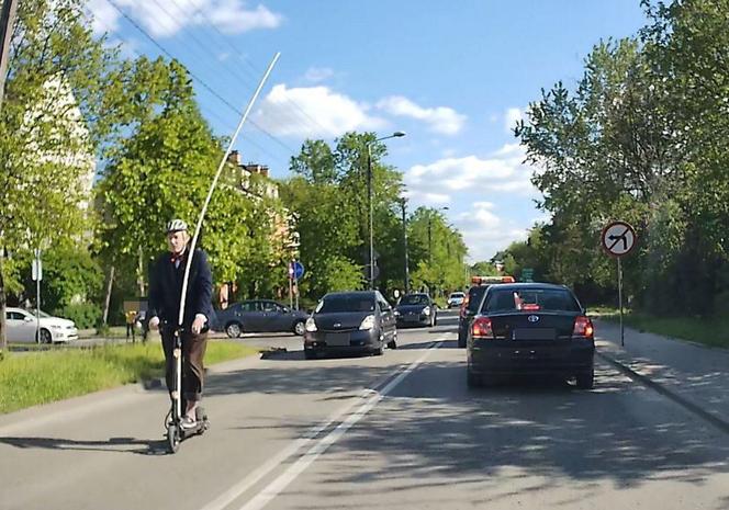 Korwin z rurą mknie po Otwocku