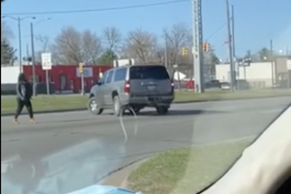 Drogowy KOSZMAR! Wrzuciła bieg wsteczny i zatrzasnęła auto - WIDEO