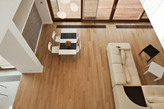 Grzejniki kanałowe - idealne rozwiązanie do jasnych przestronnych wnętrz z dużymi przeszkleniami