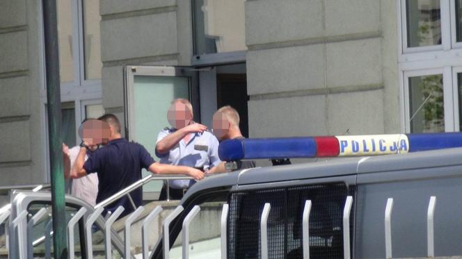 Alarm w Piasecznie! Więzień pobił policjanta i uciekł sprzed sądu!