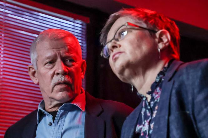 Na Wspólnej, odc. 3450: śledczy (Andrzej Franczyk), pracownica kantoru (Katarzyna Małyszko)