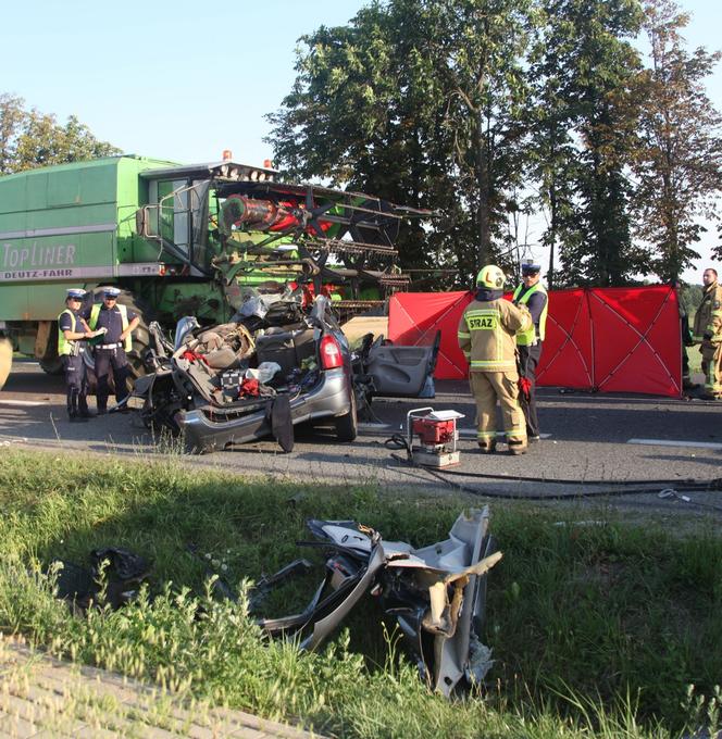 Czołówka osobówki z kombajnem. Jedna osoba nie żyje