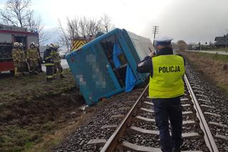 Autobus leżał przy torach! Groza w Papowie Toruńskim