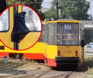 Stary tramwaj przycina dużą torbę. Nie zadziałały czujniki, motorniczy nie reaguje