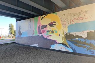 Nowy mural w Bydgoszczy. Stanisław Tym upamiętniony w przestrzeni miejskiej