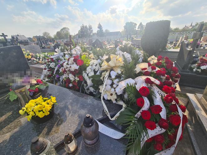 Marcin zginął w tragicznym wypadku w Tryńczy. Grób strażaka tonie w kwiatach [GALERIA]