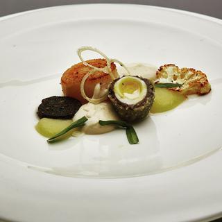 Jajko szkockie w kaszance z przegrzebkiem, puree kalafiorowym i musem z jabłka