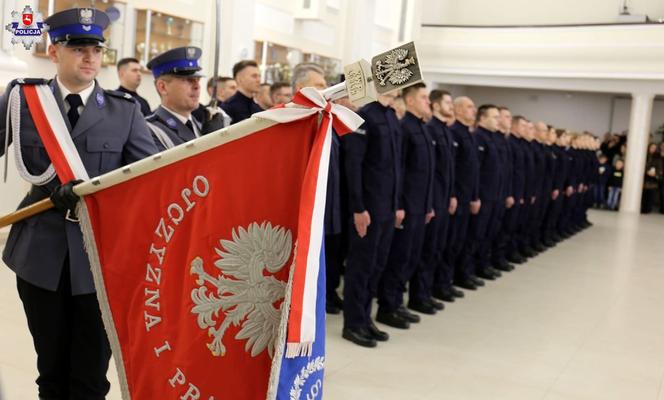 W lubelskiej policji jest więcej mundurowych. Za nimi uroczyste ślubowanie