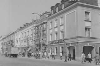 Wykonywanie nowych elewacji budynków przy ul. Lipowej. Rok: 1973