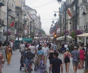 Tłumy na Piotrkowskiej. Zobacz, jak wygląda wizytówka Łodzi podczas urodzin miasta [ZDJĘCIA]