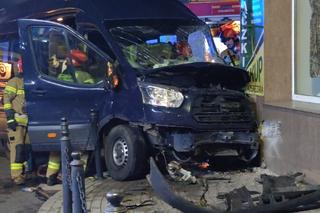 Bus wjechał w centrum handlowe w Drawsku Pomorskim