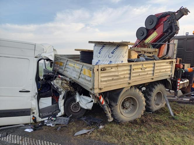 Wypadek na A1 w Kujawsko-Pomorskiem. Dwie osoby ranne - zdjęcia z miejsca zdarzenia