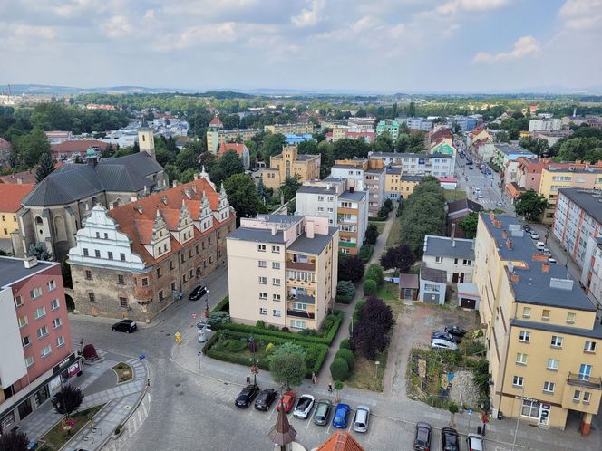 Widok z tarasu wieży ratuszowej w Strzelinie (zachód)