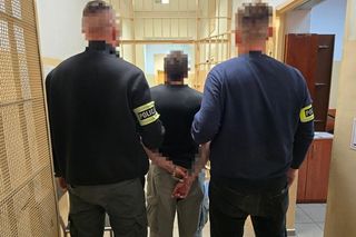 Obcokrajowiec oszukał mieszkankę Leszna. Za jej pieniądze kupił sobie m.in. telefon [FILM]