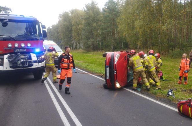 Starsze małżeństwo dachowało samochodem. Wypadek koło Leszna