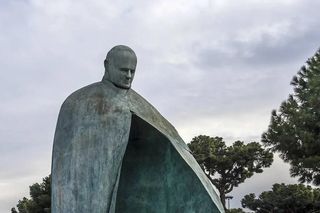 Ktoś zdewastował pomnik św. Jana Pawła II w Rzymie. Jest reakcja premier Włoch