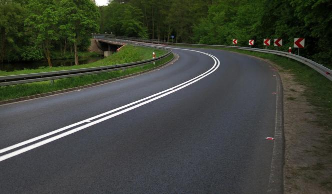 Zalec. Motorowerzysta jechał z piwem w ręku. Chwilę potem pomocy udzielali mu żołnierze