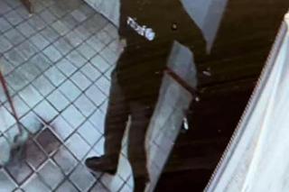 Policja pokazuje zamaskowanego sprawcę