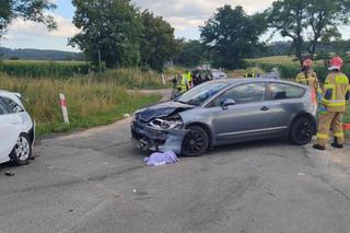 Poważny wypadek pod Dzierżoniowem. Zderzyły się trzy auta, są ranni 