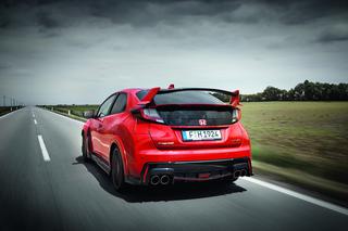 Czerwona Honda Civic Type R szarżuje na nowych zdjęciach