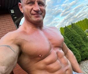 Mariusz Pudzianowski pokazał zdjęcie z Popkiem i się zaczęło. Tej lawiny nic nie zatrzymało, padały jednoznaczne pytania