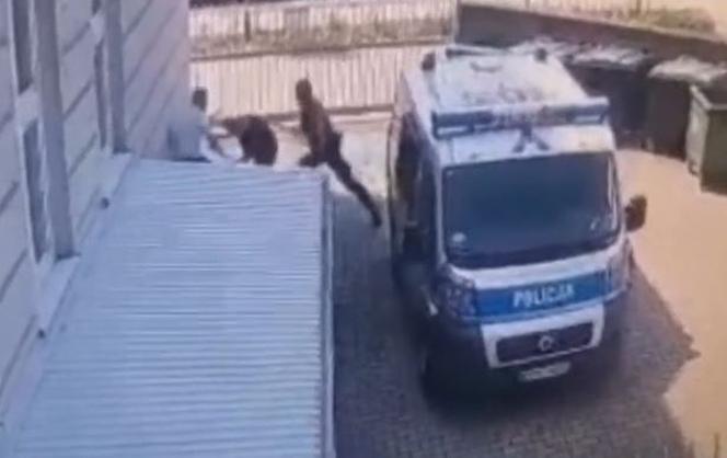 Pobił policjantów i zbiegł z konwoju w PIasecznie. To jego ściga policja