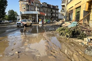 Mieszkańcy Kłodzka i Stronia Śląskiego rozpoczęli wielkie sprzątanie. Chcą zwalczyć skutki powodzi