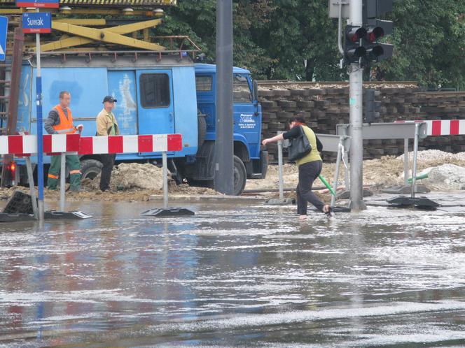 Warszawa: Awaria wodociągu. Powódź na ulicy Marynarskiej (GALERIA)