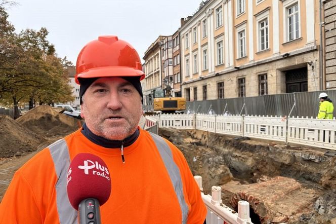 Remont placu Orła Białego z przeszkodami - pracuje archeolog