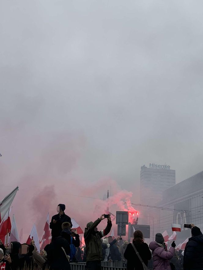 Uczestnicy Marszu Niepodległości weszli na przystanek autobusowy