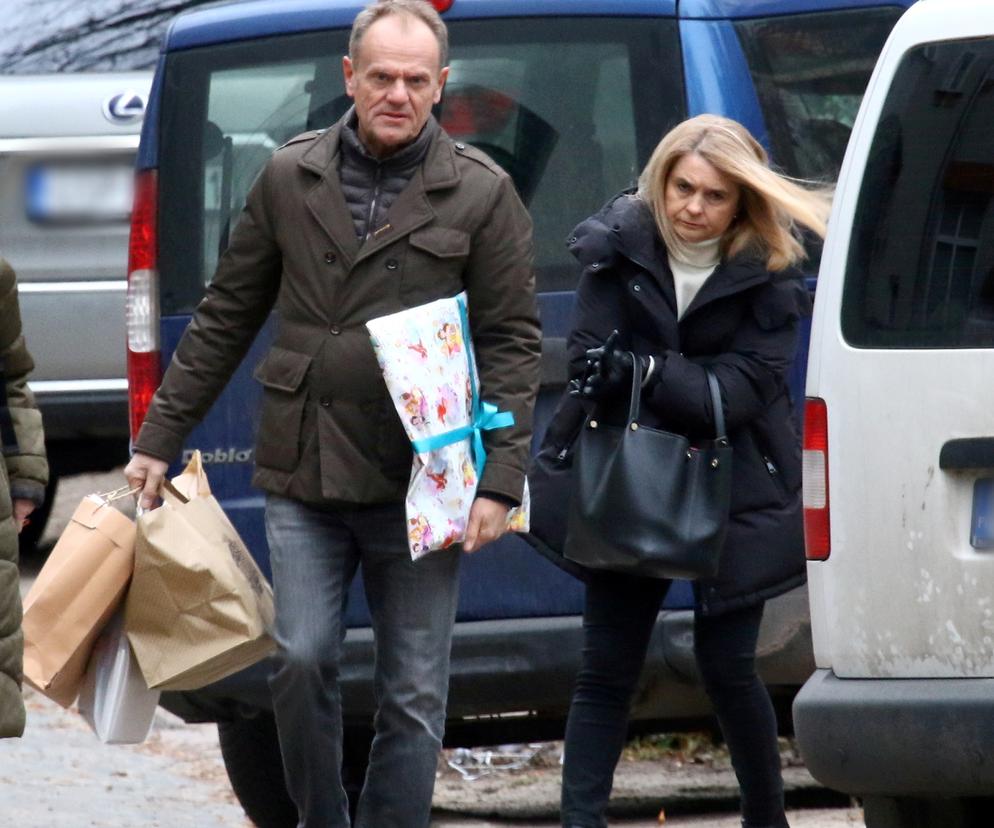 Donald Tusk z żoną odwiedzają córkę Kasię niosąc urodzinowy prezent dla wnuczki