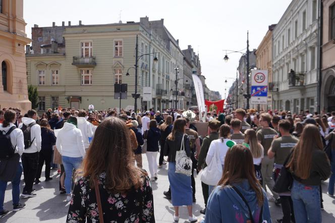 Pochód Juwenaliowy Łódzkich Uczelni. Studenci przejęli Łódź! [ZDJĘCIA]