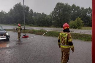 Nawałnice i burze w Świętokrzyskiem. Ponad 200 interwencji strażaków. Droga w Ćmielowie całkowicie zniszczona [ZDJĘCIA].
