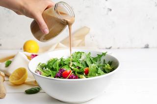 Łatwy sos do sałatek: tylko 2 składniki! Zobacz przepis na dressing z Tik Toka