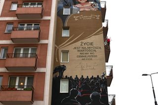 Emilian Kamiński spogląda na przechodniów. Tak uczcili wielkiego aktora