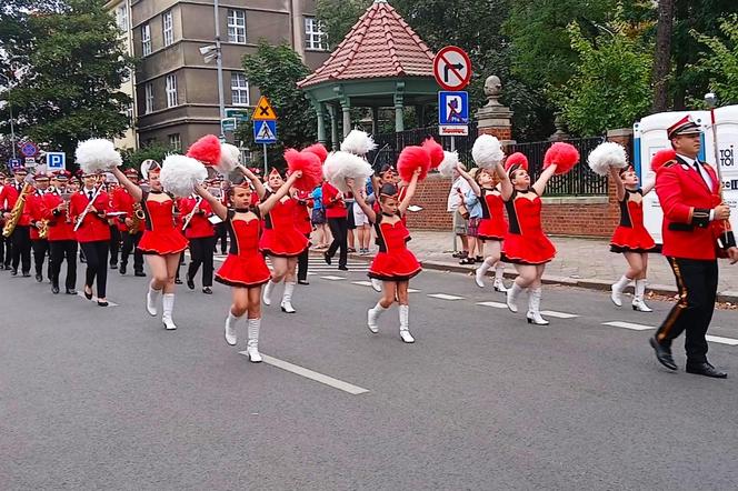 Przemarsz orkiestr dętych podczas finału TTSR 2024