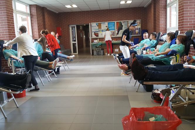 Studenci oddają krew na Wydziale Budownictwa PB