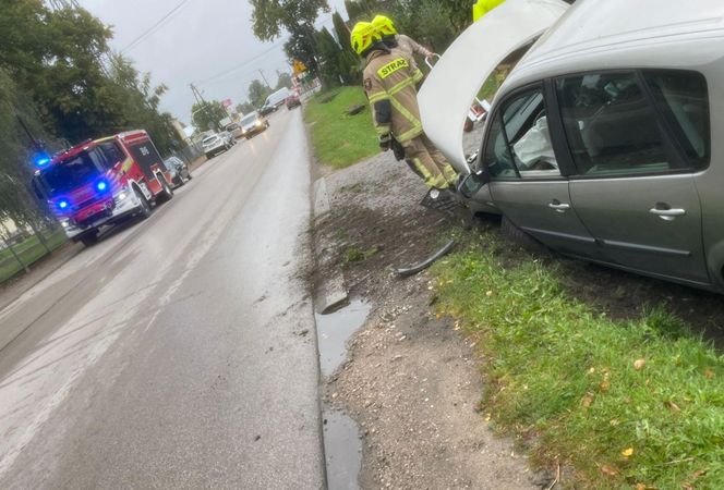 Samochód w rowie, kolizja na DK2