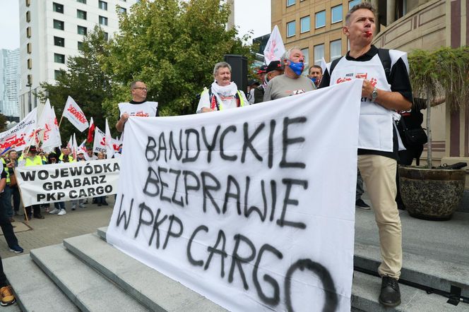 Protest związków zawodowych PKP Cargo i Poczty Polskiej w Warszawie