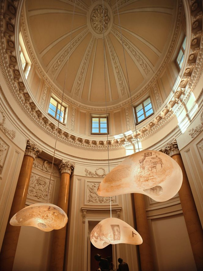 Rzeźbiarskie lampy znanych polskich artystów na jubileuszowej aukcji Przyjaciół Muzeum Narodowego w Warszawie