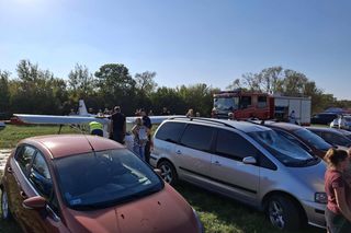 Wypadek podczas Mikrolotowych Mistrzostw Podlaskiego w Łomży - samolot uderzył w samochody