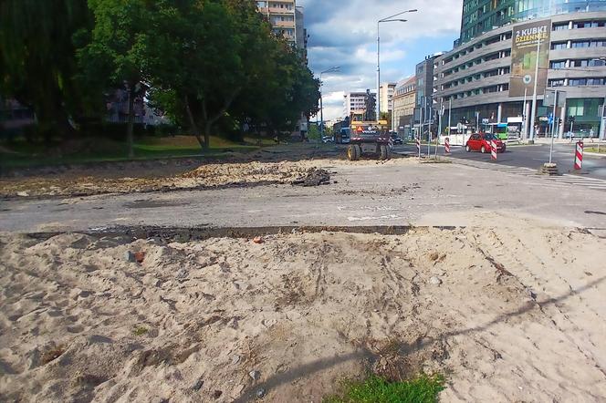 Utrudnienia dla pieszych i rowerzystów na alei Wyzwolenia