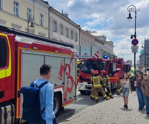 Malutkie dziecko chodziło po parapecie na drugim piętrze kamienicy. Wstrząsające sceny w Warszawie