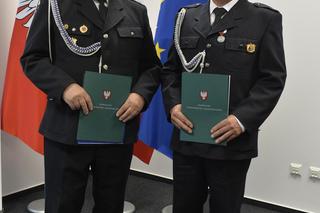 Marszałek nagrodził strażaków ochotników. Obaj uratowali ludzkie życie. „To są bohaterowie!”