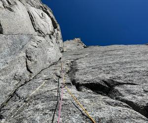 Andrzej Ficek, Roman Forysiak i Szymon Podosek z Klubu Wysokogórskiego w Bielsku-Białej, pokonali klasyczną drogę na szczyt Petit Dru w masywie Mont Blanc