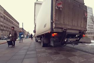 Patodostawczak w Warszawie - kierowca jeździ po chodniku, cofa nie widząc pieszych [WIDEO]