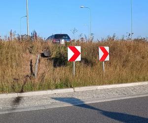 Pijany kierowca utknął oplem na środku ronda w Marzeninie