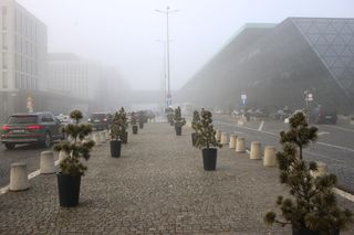 Mgła sparaliżowała lotnisko Kraków-Balice. Pasażerowie samolotów czekają na lepsze warunki