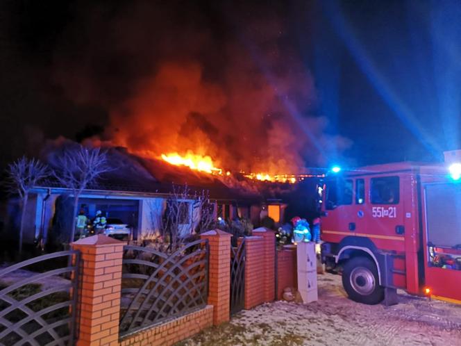 Pożar domu jednorodzinnego pod Piłą! Służby wezwał 14-latek, który był sam w domu [ZDJĘCIA]