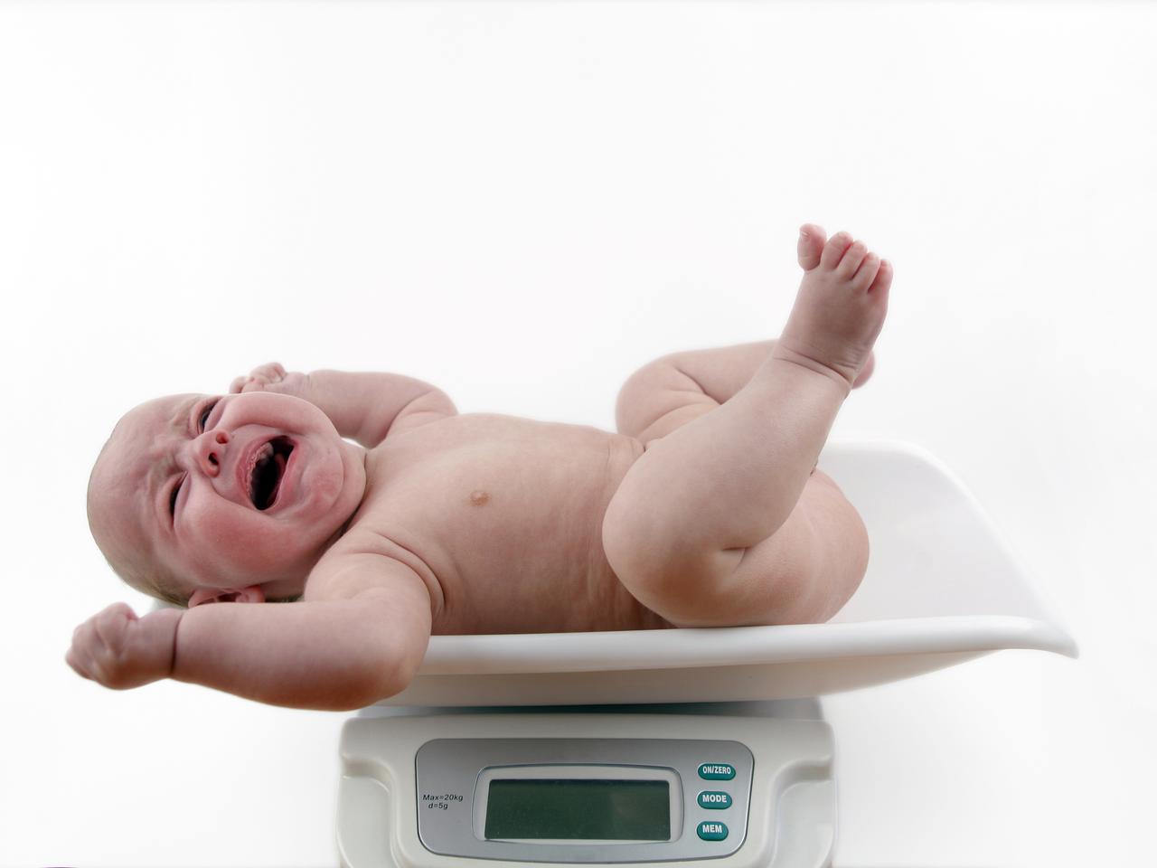 W Polsce urodziło się prawie 7–kilogramowe dziecko. Ile powinien ważyć noworodek?